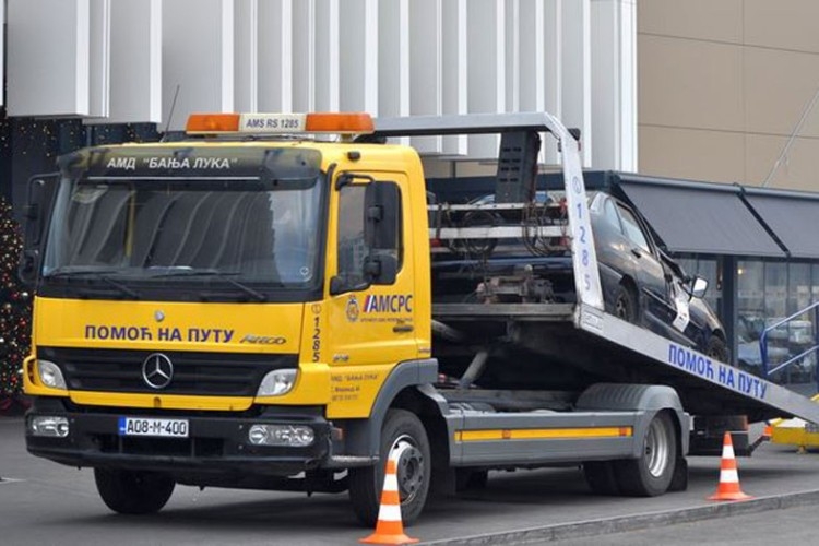 NOVIM ZAKONOM PROŠIRENE USLUGE AMS RS: Besplatan prevoz vozila u kvaru