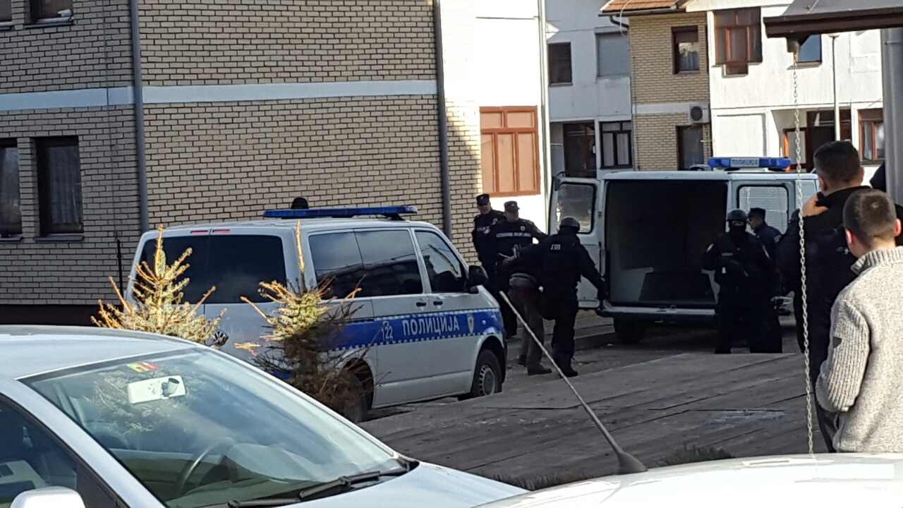 INCIDENT U DOBOJU: Specijalna policija opkolila zgradu