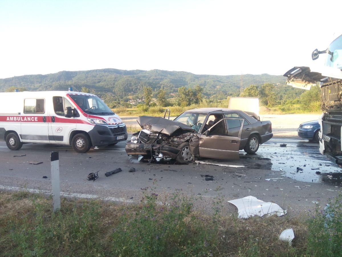DRAMATIČNE SCENE NA PUTU M17: Sudar šlepera, mercedesa i opela. (FOTO) (VIDEO)