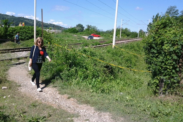 DOBOJ: Pričala telefonom i otišla pod voz