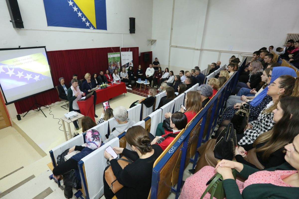 TEŠANJ: Predstavljen „Priručnik za integriranje rodne dimenzije u srednje stručno obrazovanje“ (FOTO)