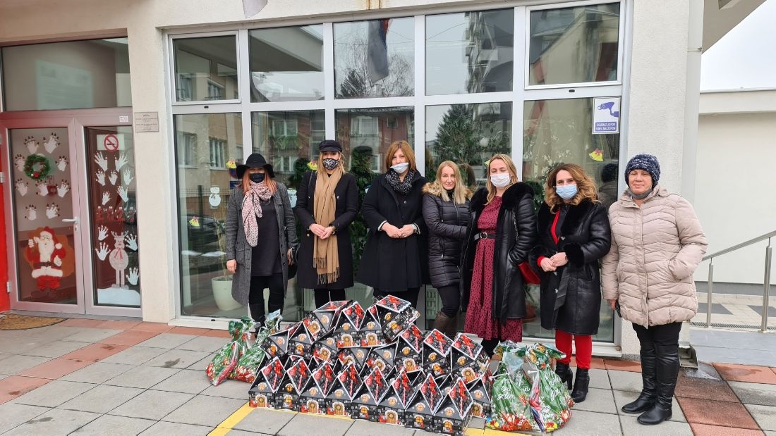 DOBOJ: Podjela božićno-novogodišnjih paketića