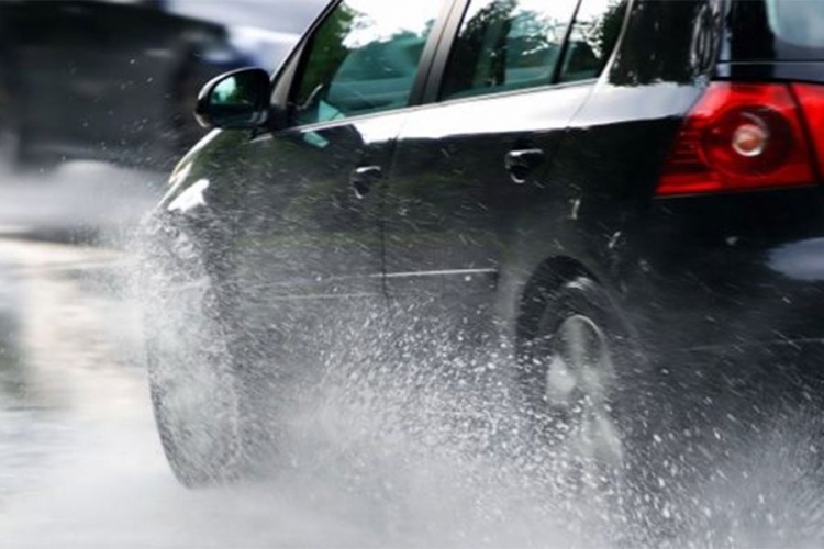 PUTEVI: Kolovozi mokri, magla na planinskim prevojima