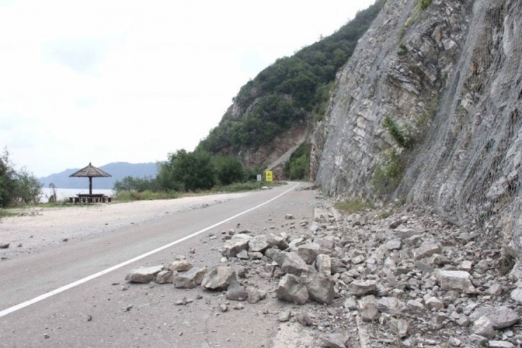 PUTEVI: Poledica na planinama, odroni u usjecima
