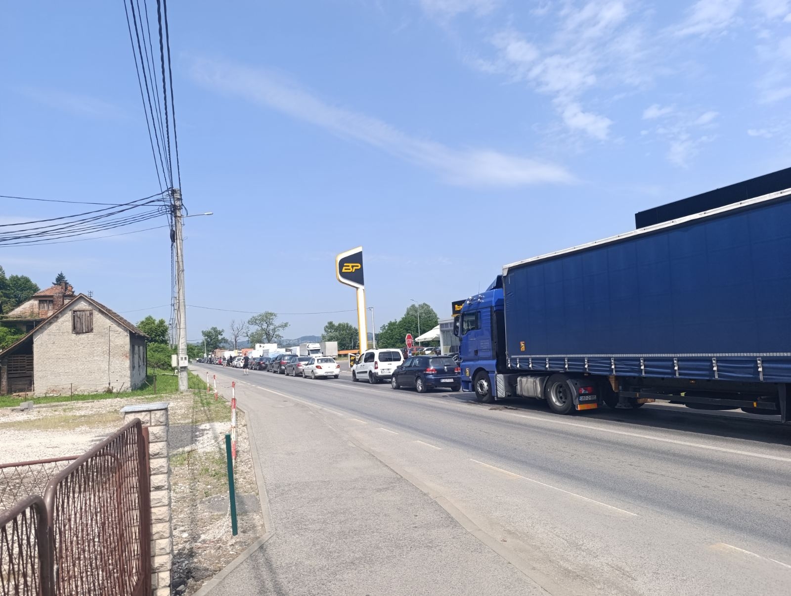 SUDAR TRI VOZILA U BARAMA: Saobraćaj usporen, formirane duge kolone