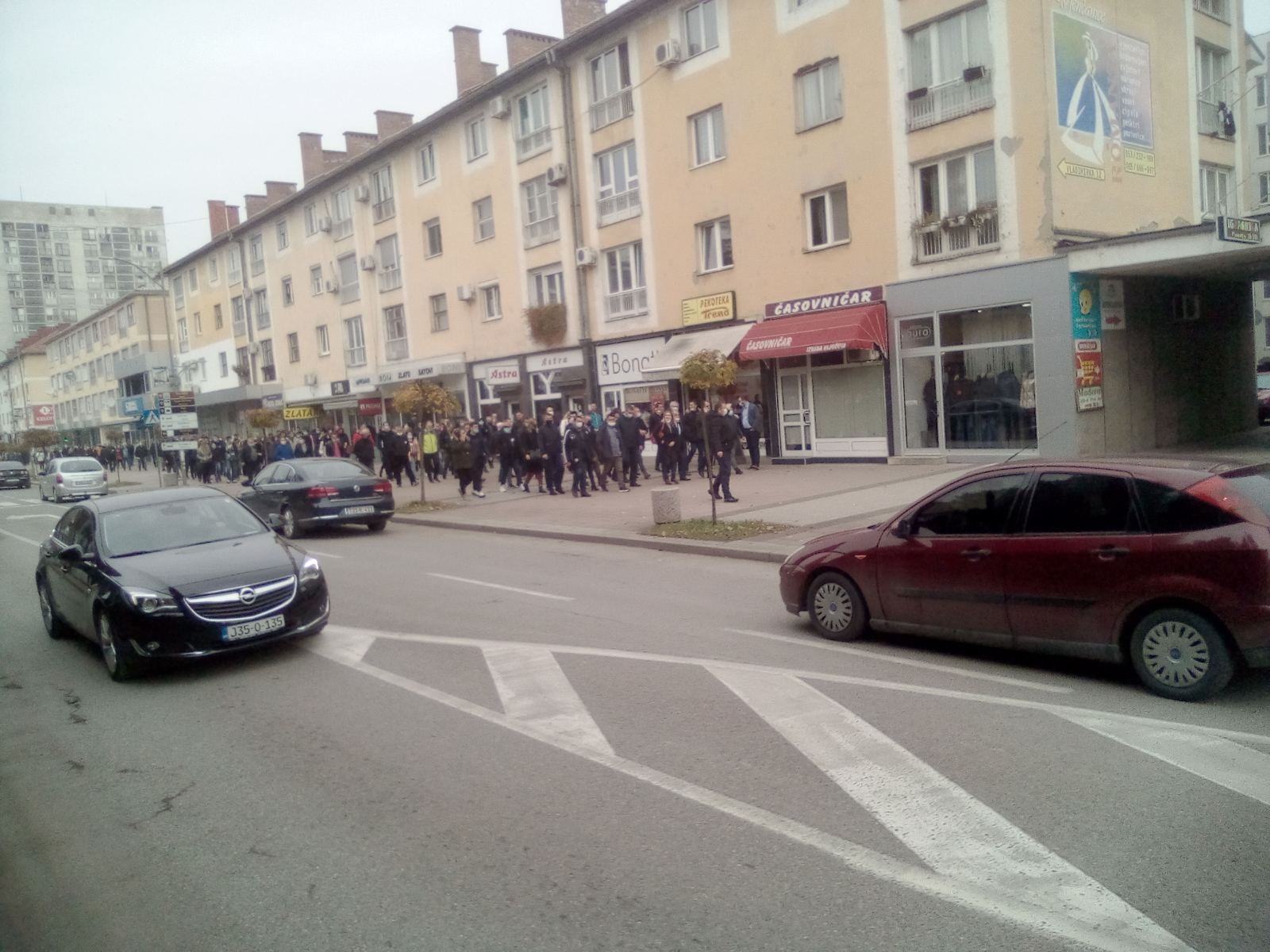 DOBOJ: Demonstranti zahtjevaju smjenu predsjednika Gradske izborne komisije Paleksića (FOTO) (VIDEO)