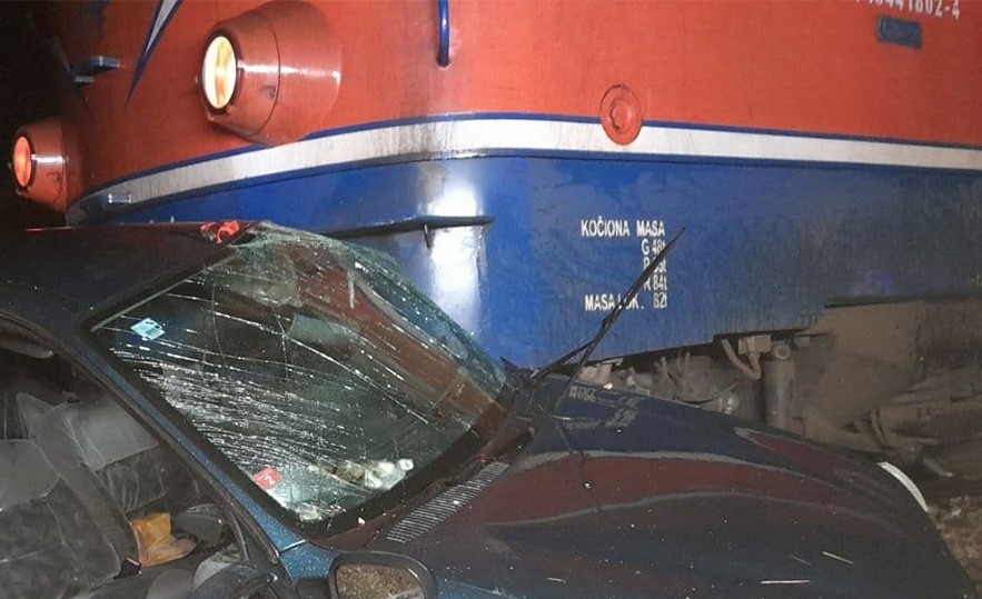 VOZ UDARIO AUTOMOBIL KOD MALE BUKOVICE: Prelazak pruge trenutno onemogućen (VIDEO)