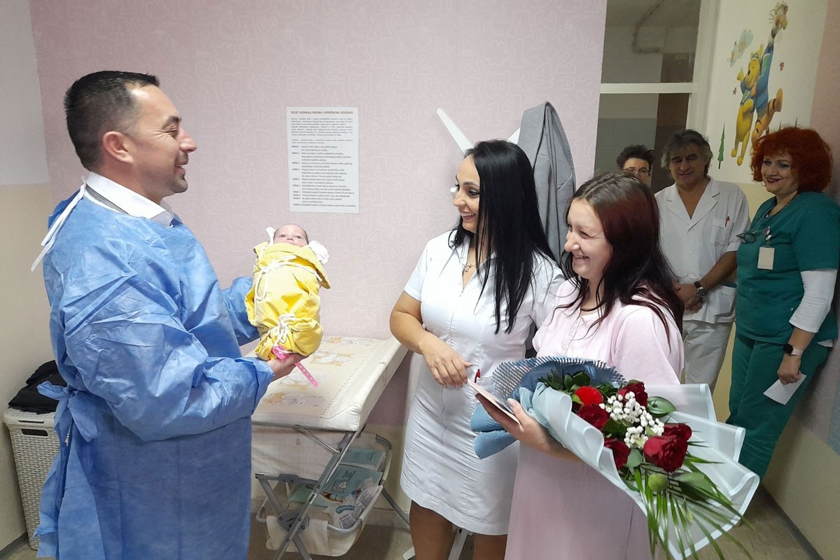 DOBOJ: Milica stiže kući, čeka je sedmogodišnji brat