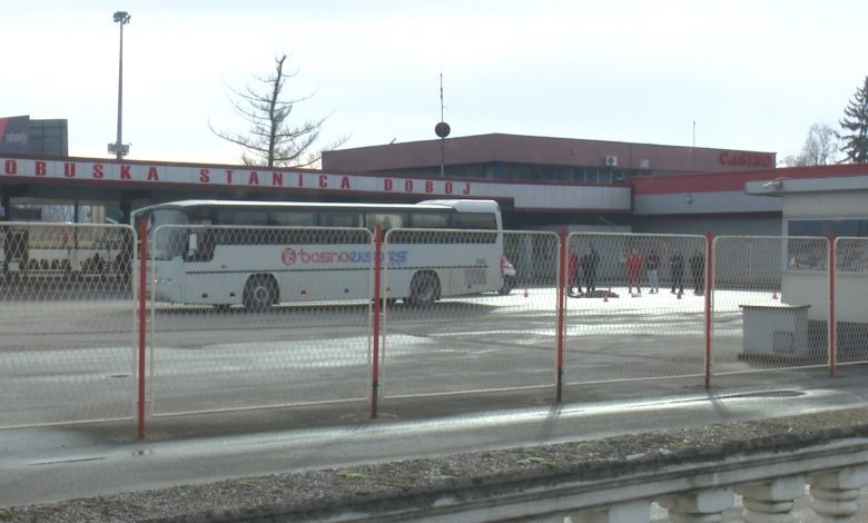 DOBOJ: Autobus zgazio muškarca u stanici (VIDEO)