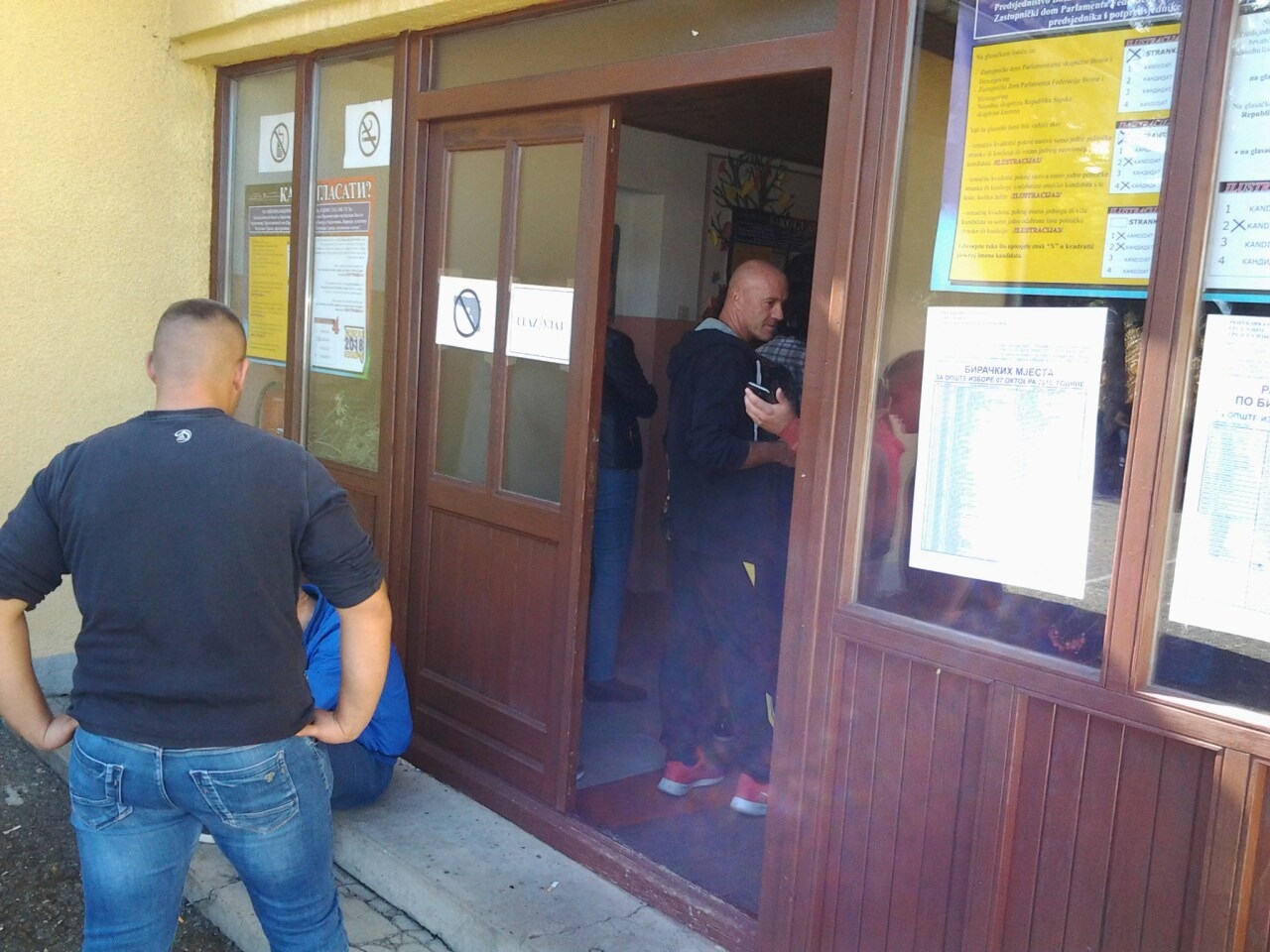 DOBOJ: Upotrijebljen suzavac, ali glasanje nije prekinuto (VIDEO) (FOTO)