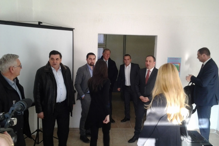 DOBOJ: Ministra dostojni samo odabrani novinari