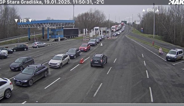 GRANIČNI PRELAZI Kolone na izlazu iz BiH u Gradišci, Velikoj KladušI i Izačiću