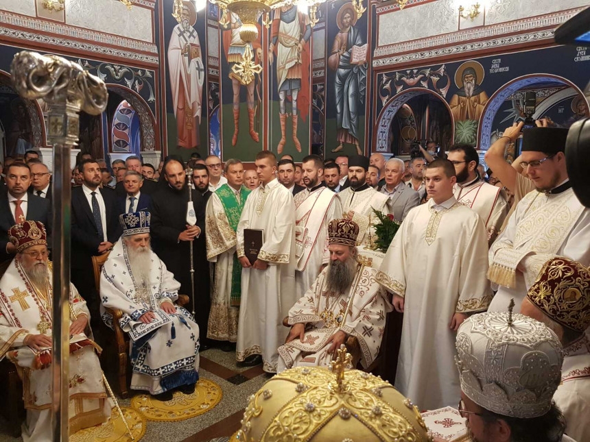 PATRIJARH SRPSKI PORFIRIJE SLUŽI SVETU LITURGIJU: Impresivne scene ispred Hrama sv. apostola Petra i Pavla u Doboju (FOTO) (VIDEO)