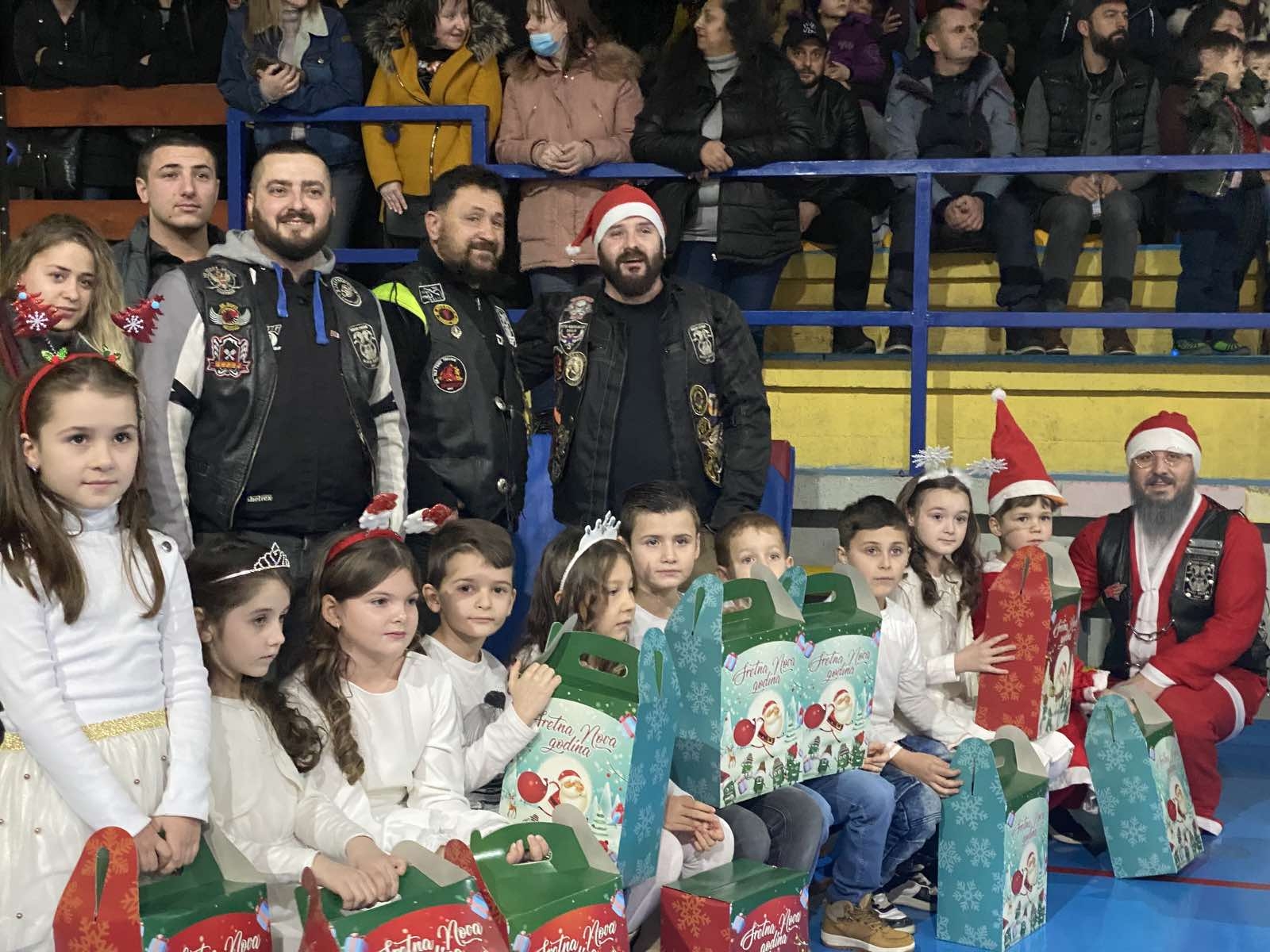 DOBOJ: Moto klub "Black Adders" darovao djeci paketiće za Sv. Nikolu (FOTO) (VIDEO)