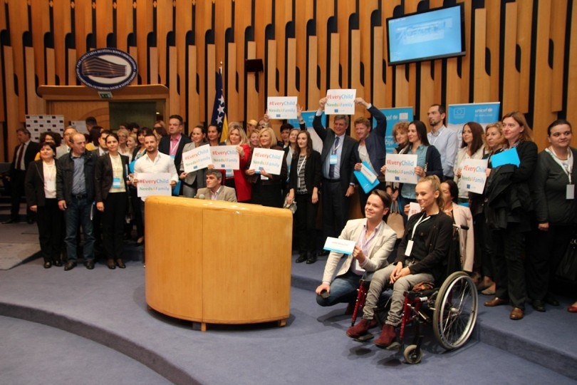 KONFERENCIJOM POČELA KAMPANJA “SVAKO DIJETE TREBA PORODICU”: “Porodica nije privilegija, porodica je pravo svakog djeteta”