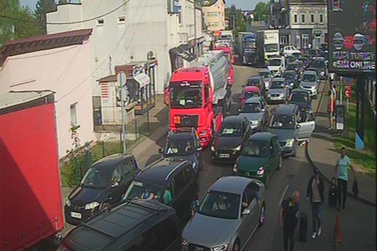 GRANIČNI PRELAZI: Duge kolone na izlazima iz BiH