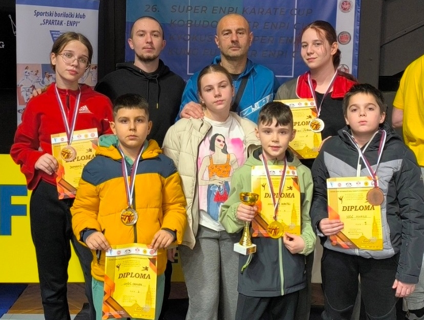 DOBOJLIJE BRILJIRALI U SUBOTICI: Karate klub "Vila" osvojio pet medalja