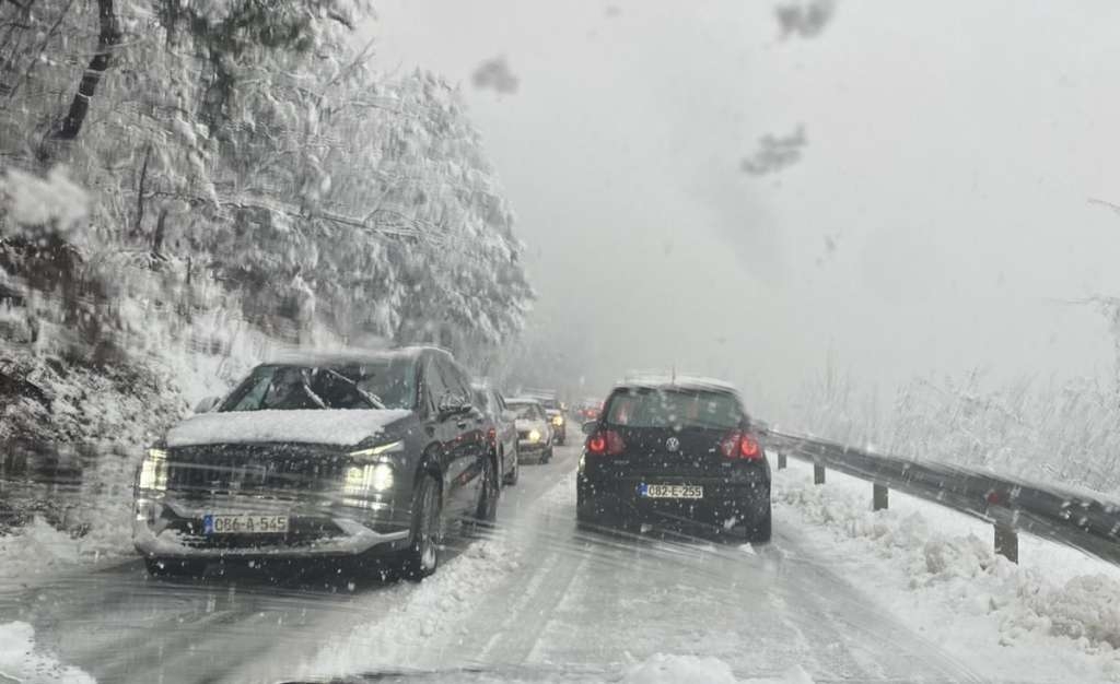 PUTEVI: Snijeg otežava saobraćaj na zapadu i sjeveru