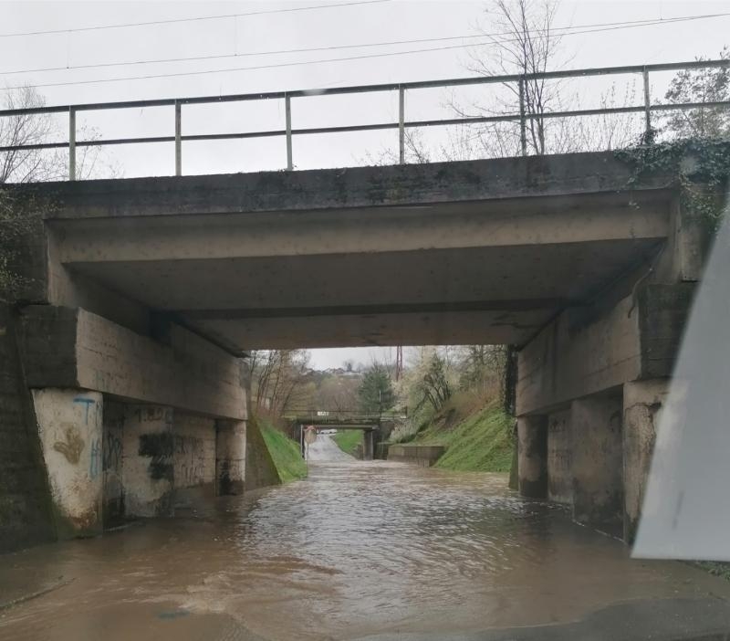 DOBOJ: Obustavljen saobraćaj u mjestu Donja Paklenica zbog izlivanja vode na kolovoz