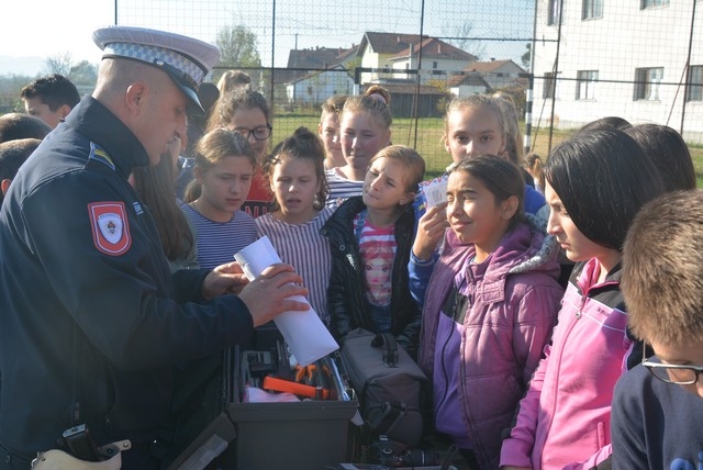 DOBOJ: Osnovcima u Podnovlju prezentovan rad policije (FOTO)