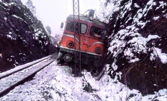 DOBOJSKI INFO SAZNAJE: Voz iskočio iz šina između Šnjegotine i Ukrine