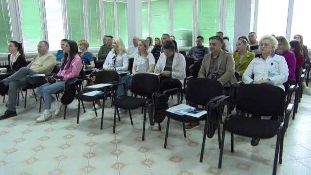 DOBOJ: Održan okrugli sto pod nazivom „Alkohol, put od rizičnog pijenja do dijagnoze i liječenja” (VIDEO)