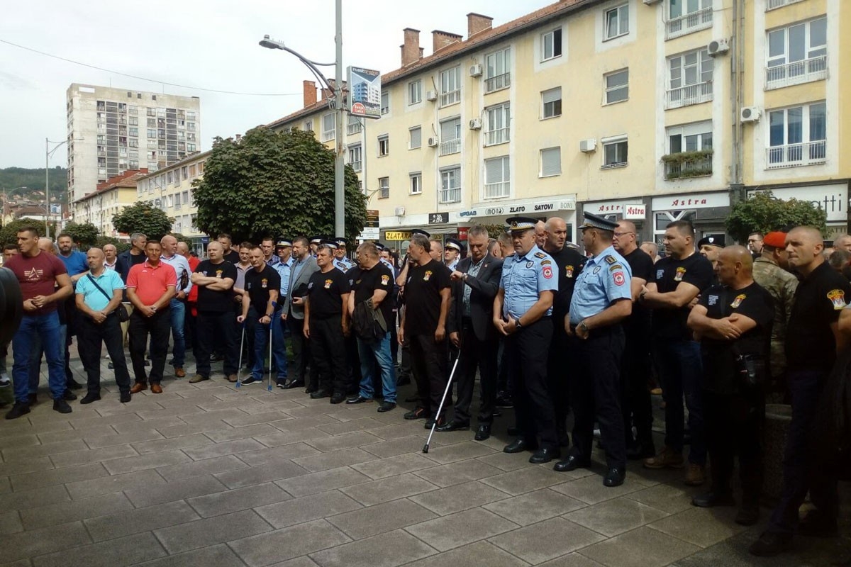 DOBOJ: Postrojavanjem ispred Policijske uprave evocirali uspomene na ratne dane