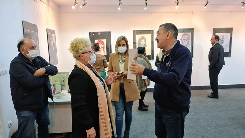 DOBOJ: Otvorena izložba “Omaž umjetniku” Tihomira Ilijaševića (FOTO)