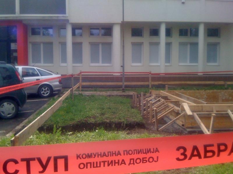 DOBOJ: Šta se gradi na platou ispred Doma JNA!?