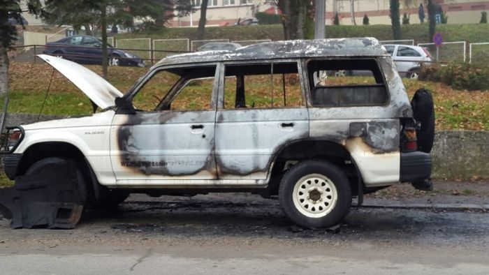 DOBOJ: Džip zapaljen namjerno