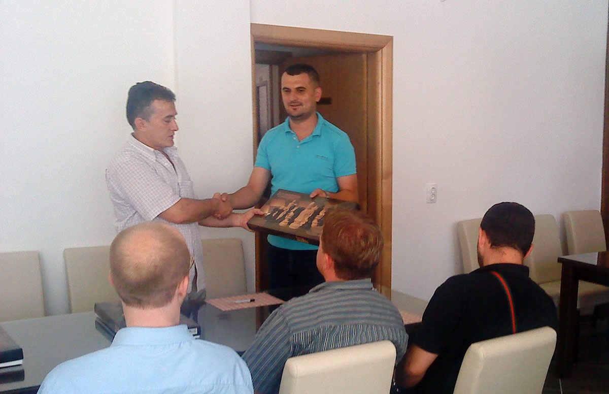 ZA KLUB PENZIONERA U DOBOJU: Gradonačelnik donirao šah garniture