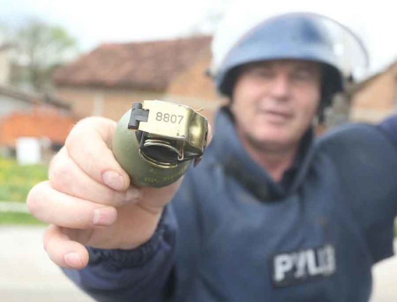 DRAMA U DOBOJU: Majku istjerao iz kuće, pa prijetio da će je UBITI BOMBOM