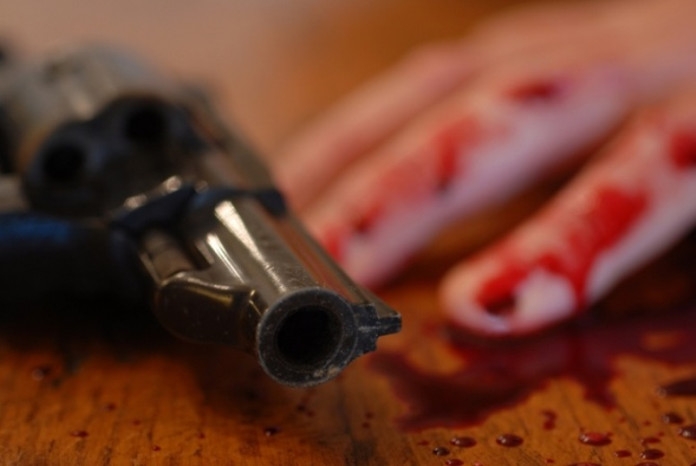 DOBOJ: Maloljetnik čistio pištolj pa se ranio!?