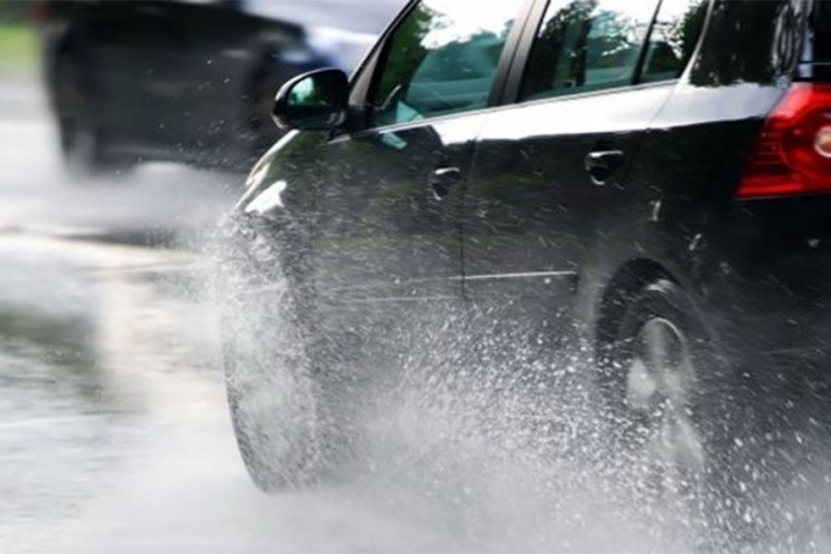 PUTEVI: Oprez, klizavi kolovozi i poledica