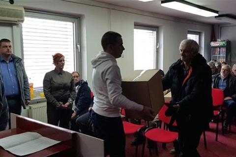 DOBOJ: Članovi SNSD-a uručili 50 paketa hrane
