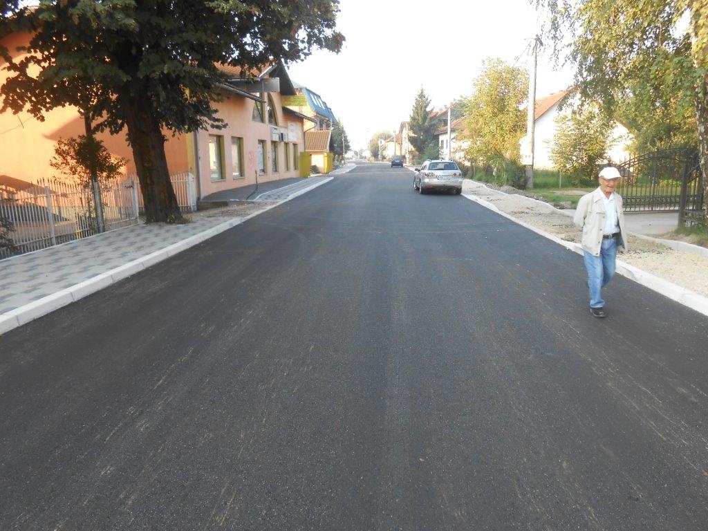 OKOM KAMERE: "Tesla" asfaltiran