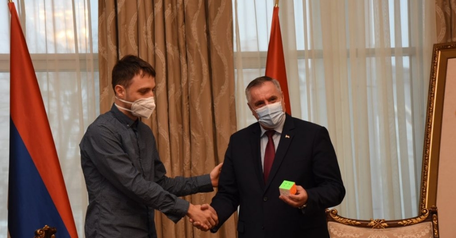 Višković se slika sa naučnicima i obećava podršku, pa smanjuje izdvajanja za nauku i studente