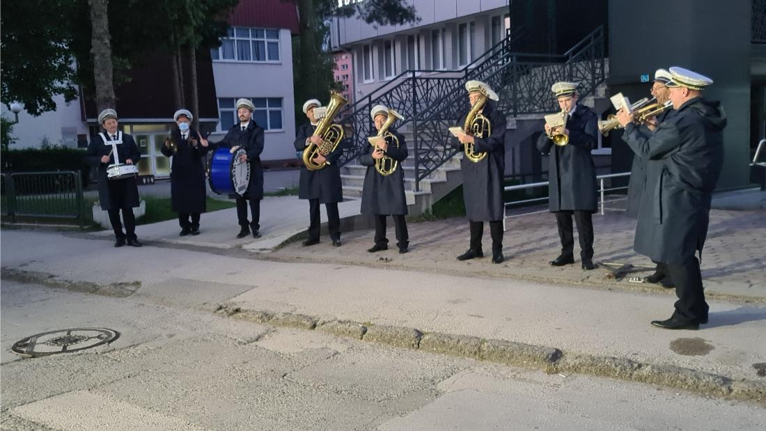 DOBOJ: Prvomajski uranak uz zvuke duvačkog orkestra