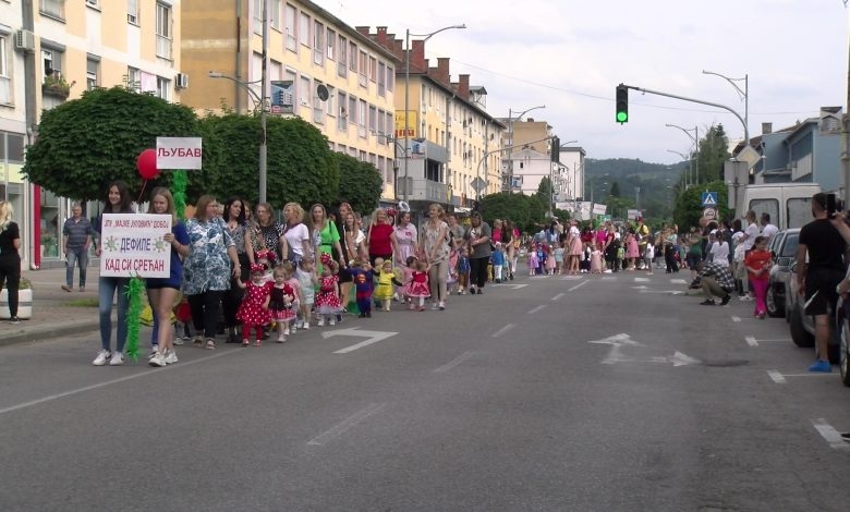 DOBOJ: Spektakularni defile najmlađih Dobojlija "Kad si srećan" (VIDEO)