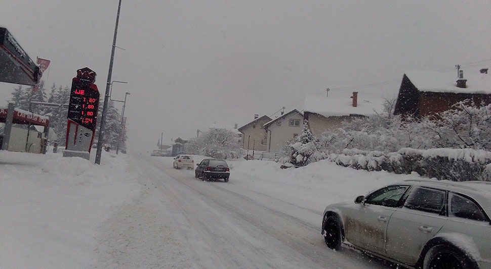 PUTEVI: Snijeg i led otežavaju saobraćaj, preko Romanije ne mogu teretnjaci
