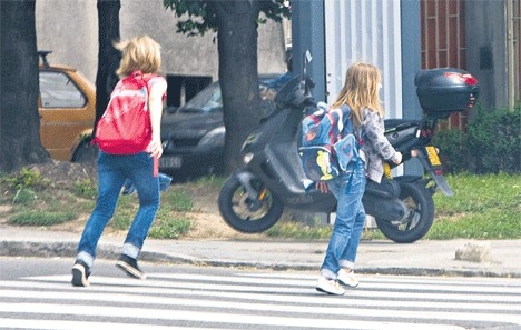 PUTEVI: Obratiti pažnju na đake duž kolovoza