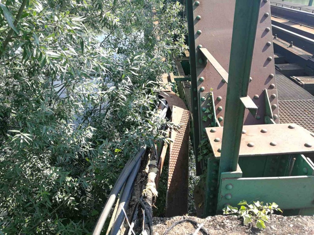 DOBOJ: Uz pomoć traktora ukrao kabal sa mosta