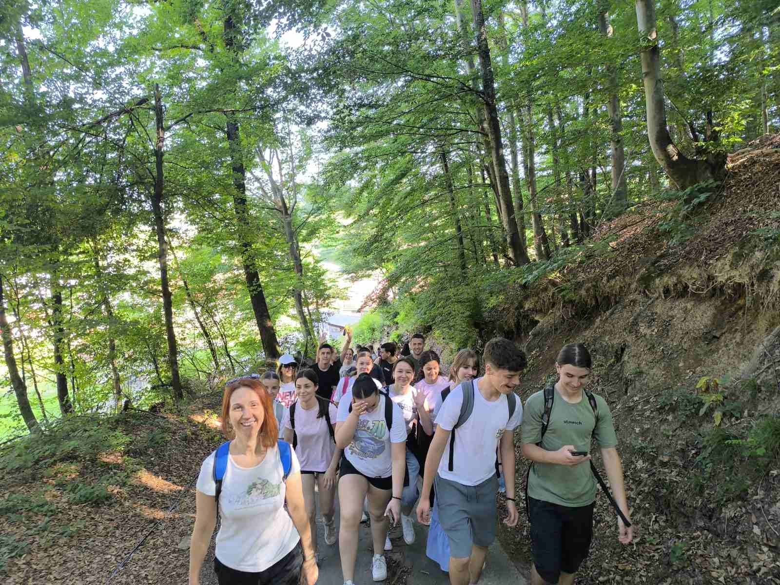 DOBOJ: Gimnazijalci uživali u terenskoj nastavi na Goranskom jezeru (FOTO)