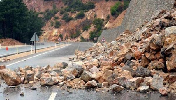 PUTEVI: Mjestimično vlažni kolovozi, povećana opasnost od odrona