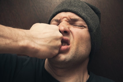 KRVAVA TUČA U DOBOJU Povređenom ugrožen život, osumnjičeni uhapšen