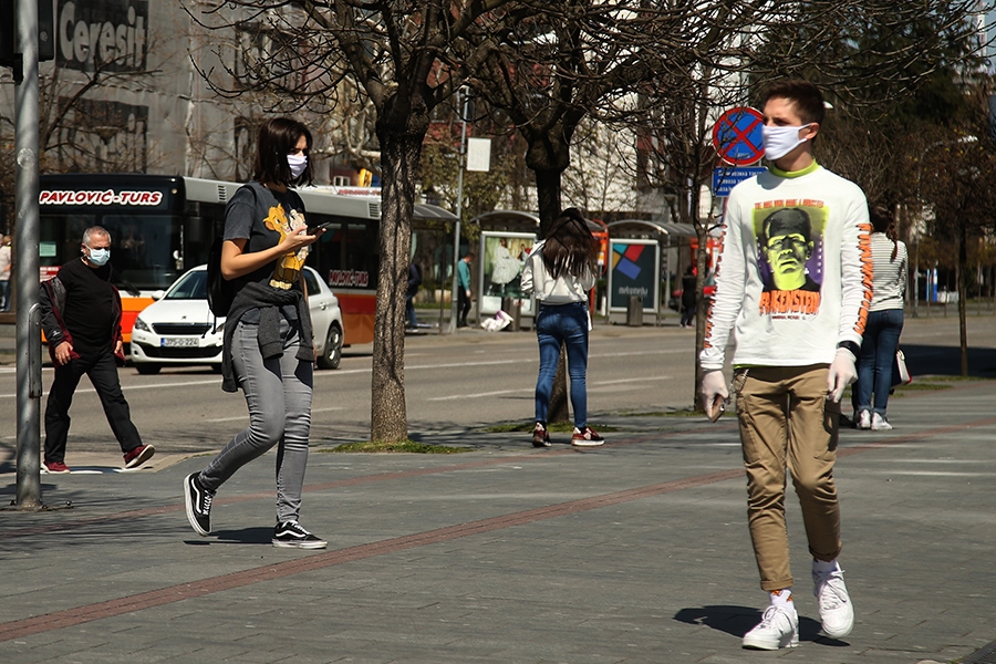 NOVA MJERA Na javnim mjestima u Srpskoj zabranjeno okupljanje VIŠE OD TRI OSOBE
