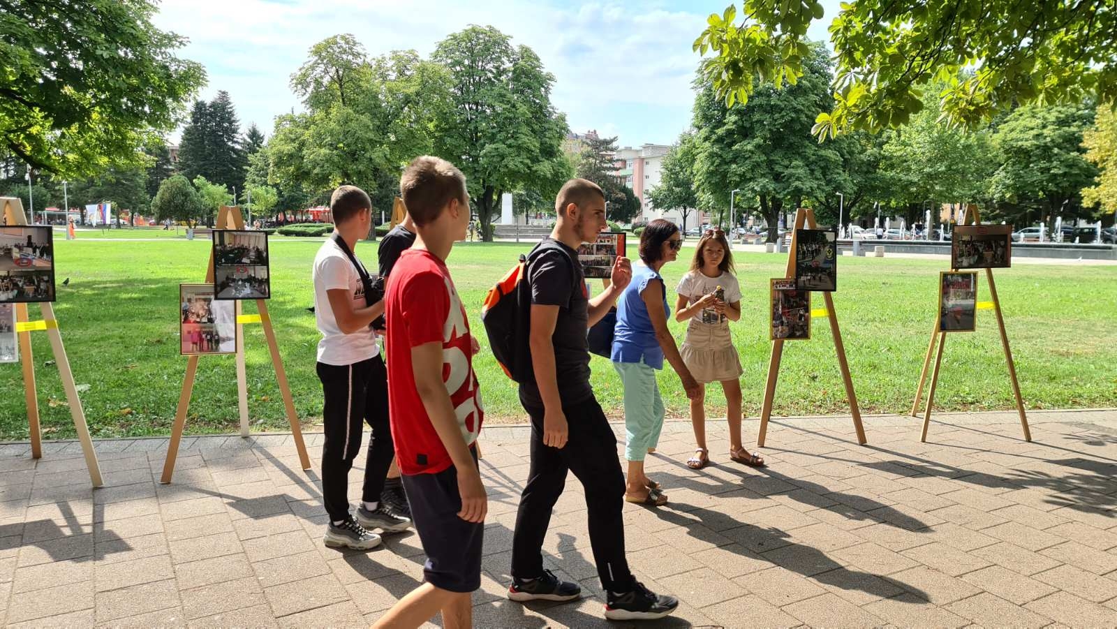 DOBOJ: Otvorena izložba fotografija "Bogatstvo različitosti"