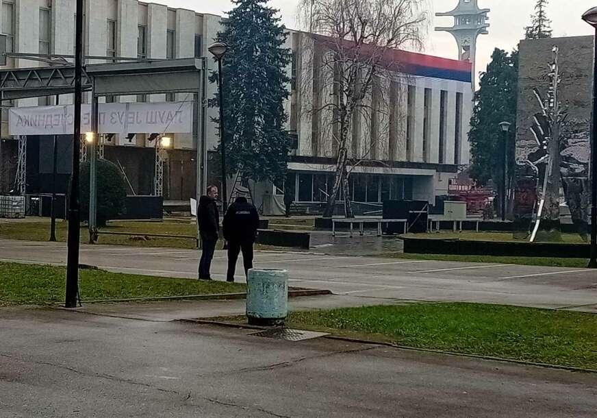 Pred Narodnom skupštinom Srpske samo policija, „SPAVAČI“ SE RAZBJEŽALI, od šatora ostao samo trag