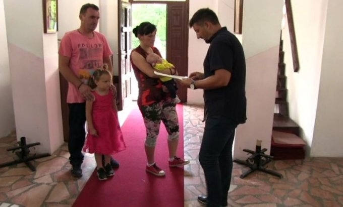 DOBOJ: Anonimni donator obradovao još jednu porodicu (VIDEO)