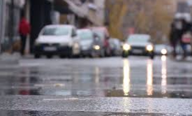 PUTEVI: Saobraćaj po pretežno vlažnim i klizavim kolovozima